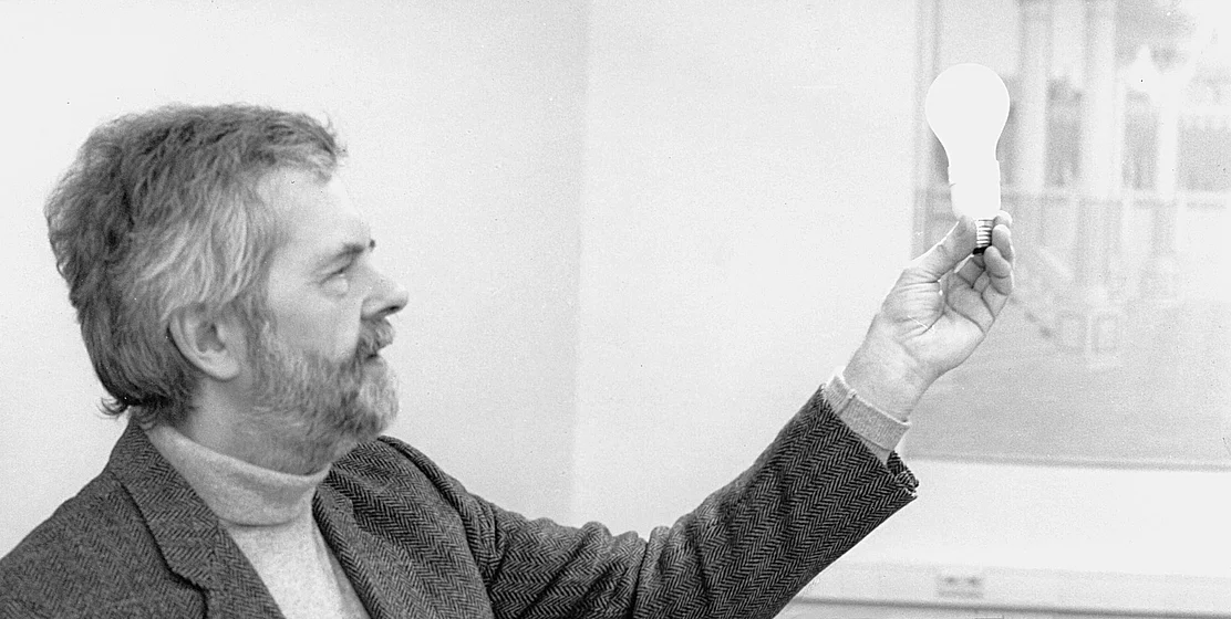 Peter Hennicke mit Energiesparlampe Peter Hennicke mit Energiesparlampe